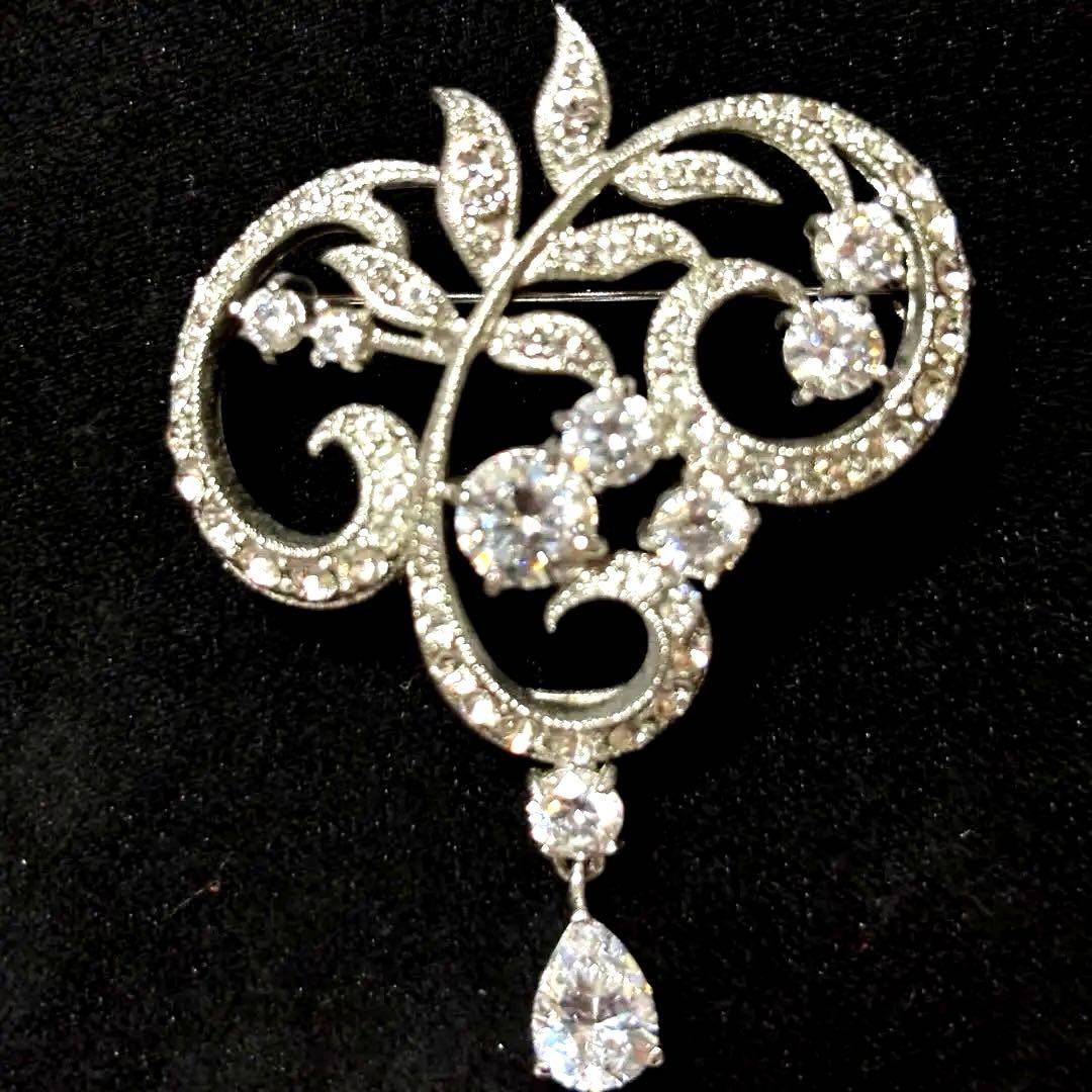 入学式に♪ FOXEY エレガントで美しい 葉に零れたしずく輝くブローチ