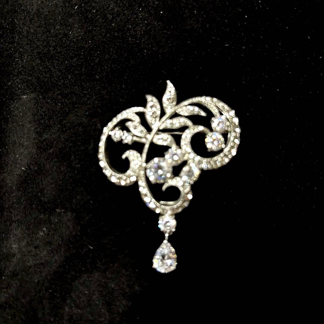 入学式に♪ FOXEY エレガントで美しい 葉に零れたしずく輝くブローチ