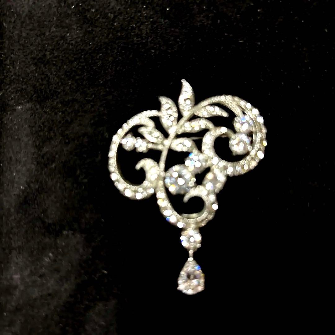 入学式に♪ FOXEY エレガントで美しい 葉に零れたしずく輝くブローチ