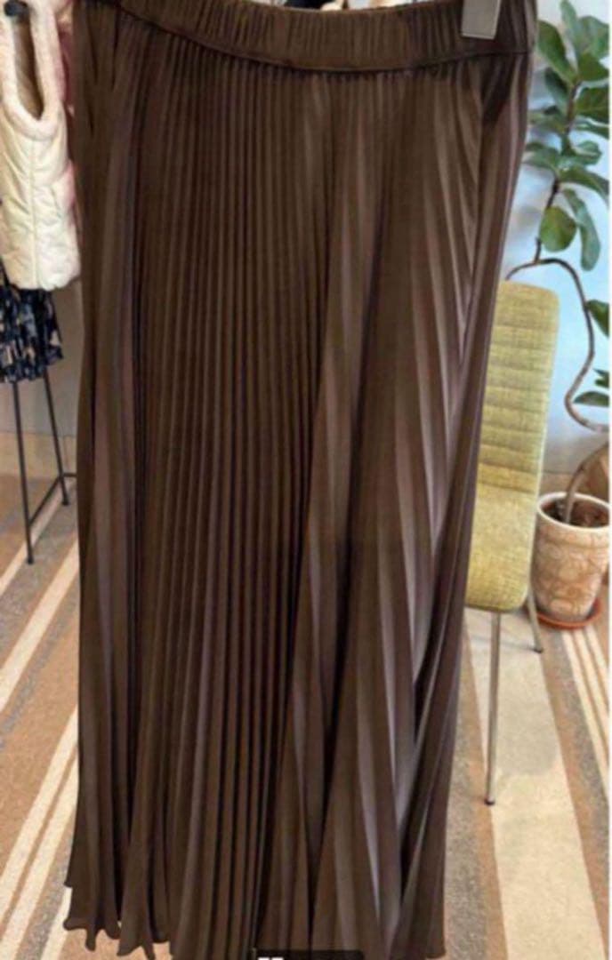 新品タグ付き❣️PRIORITY プリ ーツパンツこげ茶 Mal.レレレさ ん