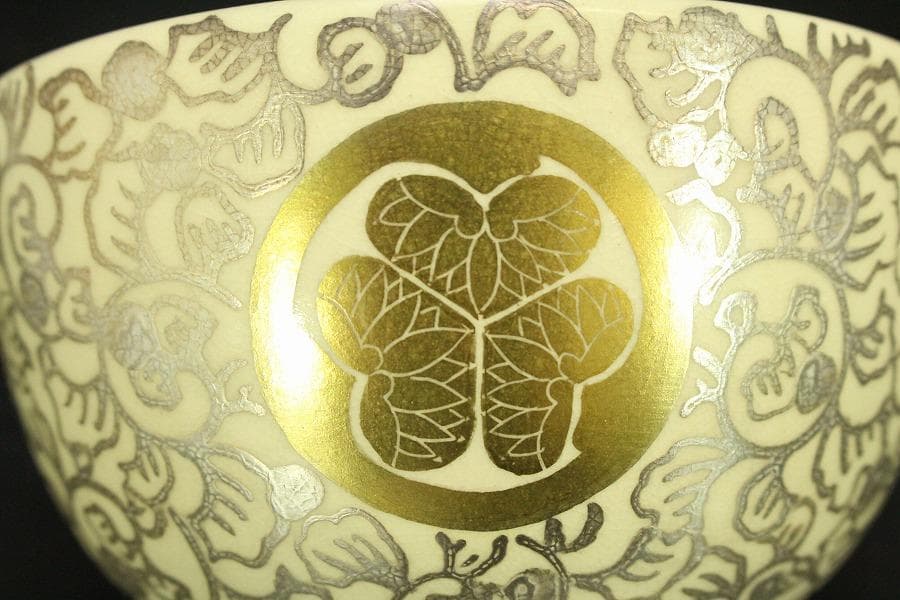 【美品】茶道具 清水焼 粟田窯 茶碗 金彩金葵紋 岡田暁山 共布(メ1176)