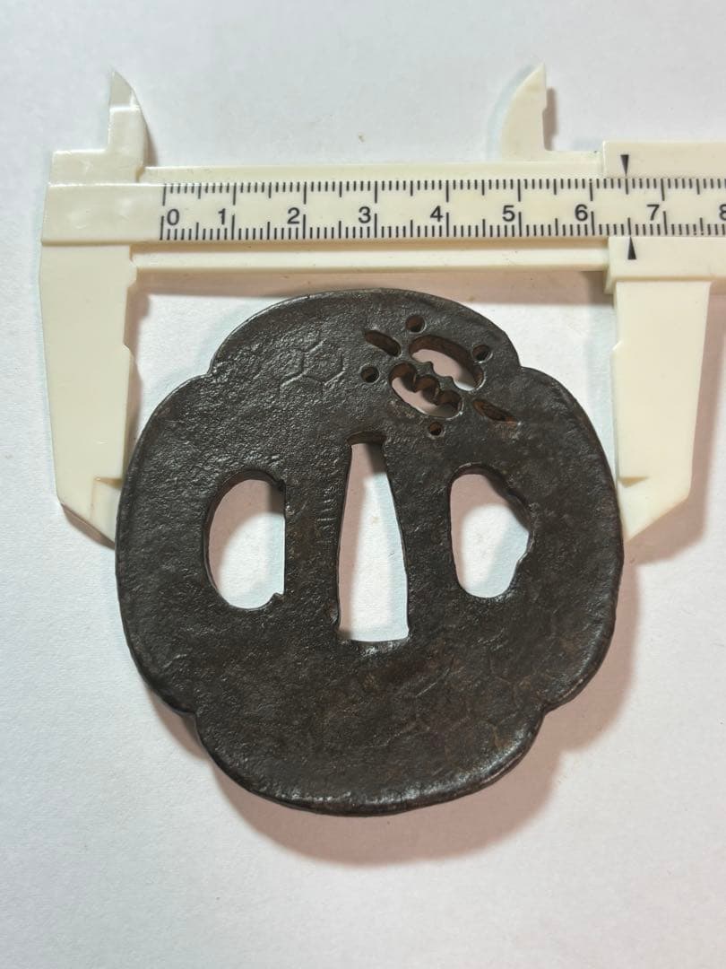 鐔鍔つば　信家　在銘　可愛い　亀透かし　カメ　鉄地　江戸時代