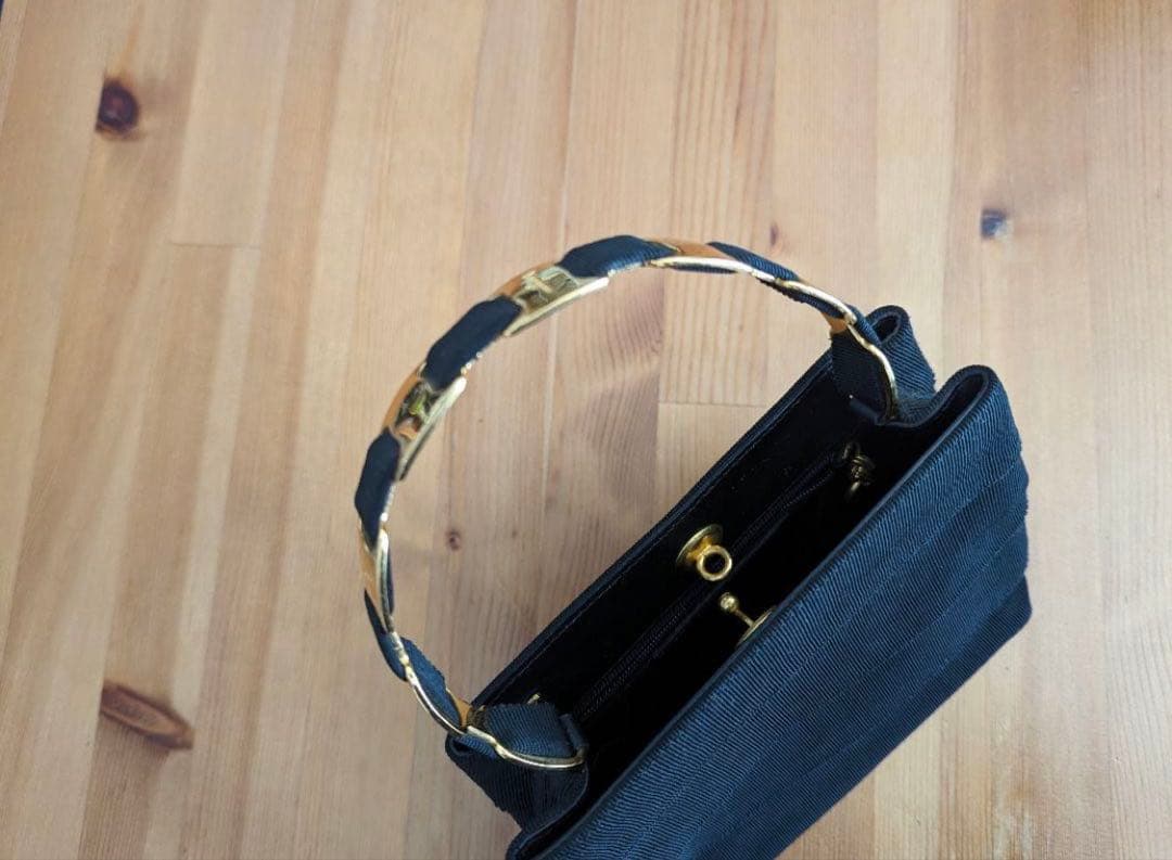 フェラガモゴールドメタル付きパーティーバッグ