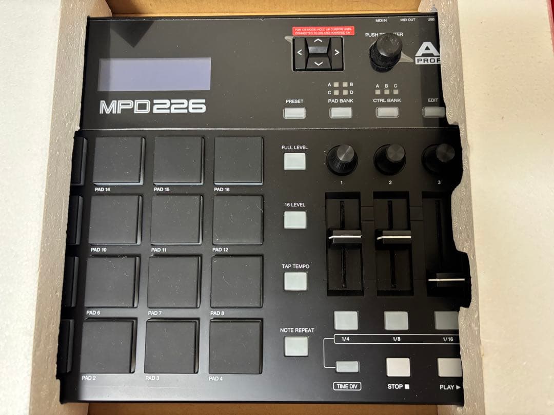 AKAI MPD226 MIDIコントローラー