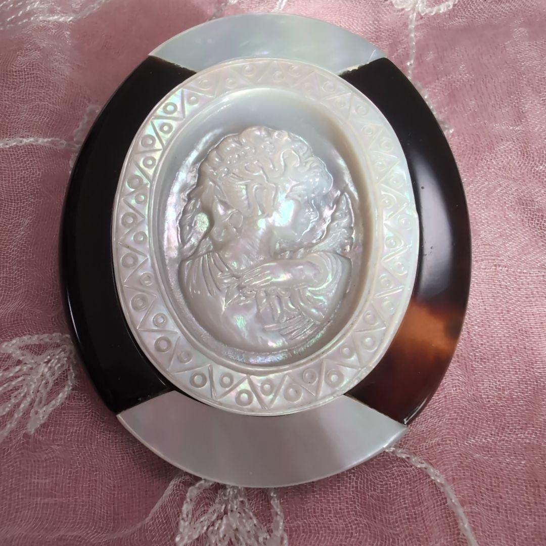 本鼈甲白蝶貝カメオデザインブローチ