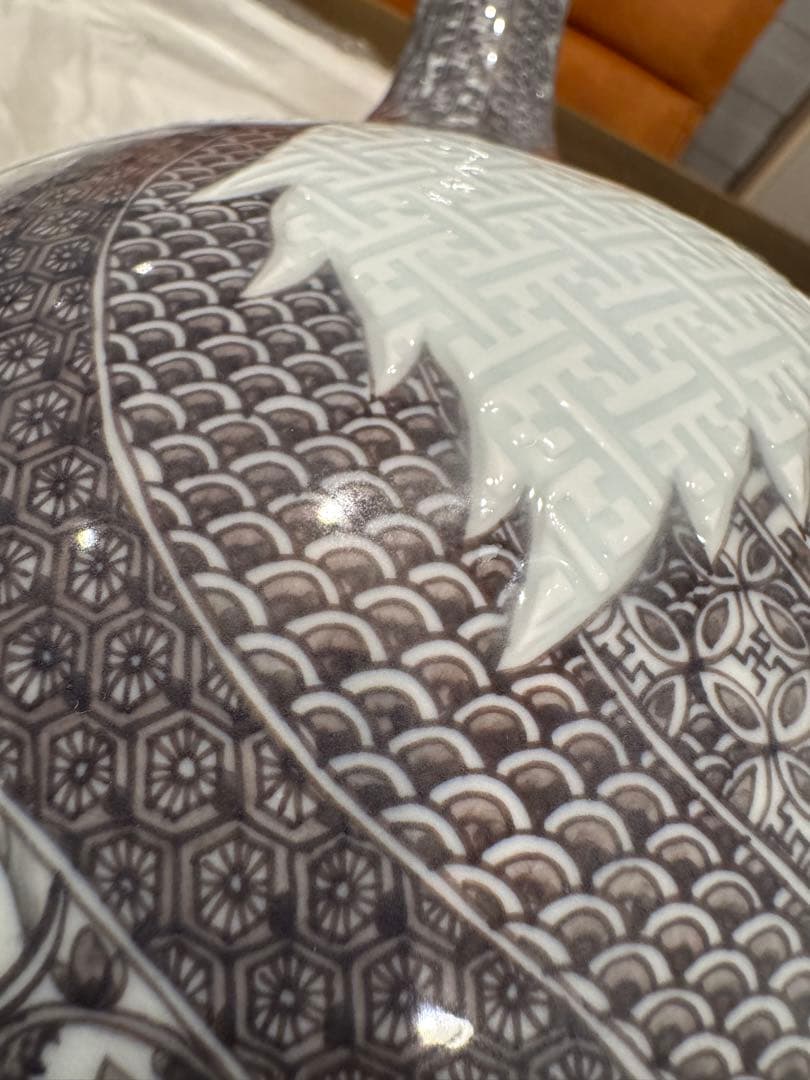 中尾龍純　作⭐︎染付黒マロン地文宝彫⭐︎染龍窯　花瓶　有田焼