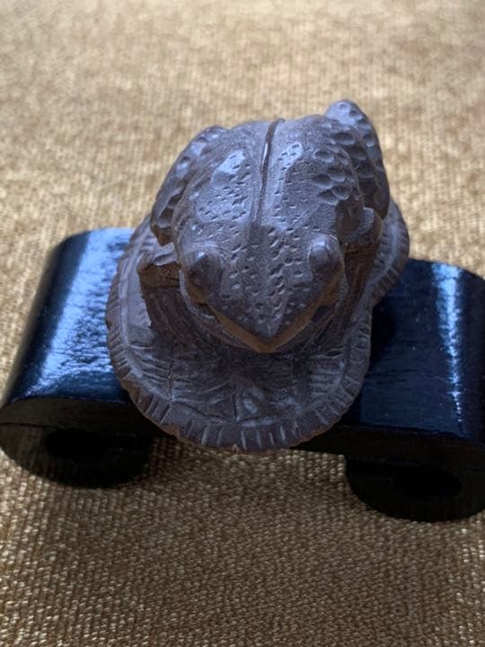 時代物　根付 蛙 カエル 在銘あり細密細工 和装