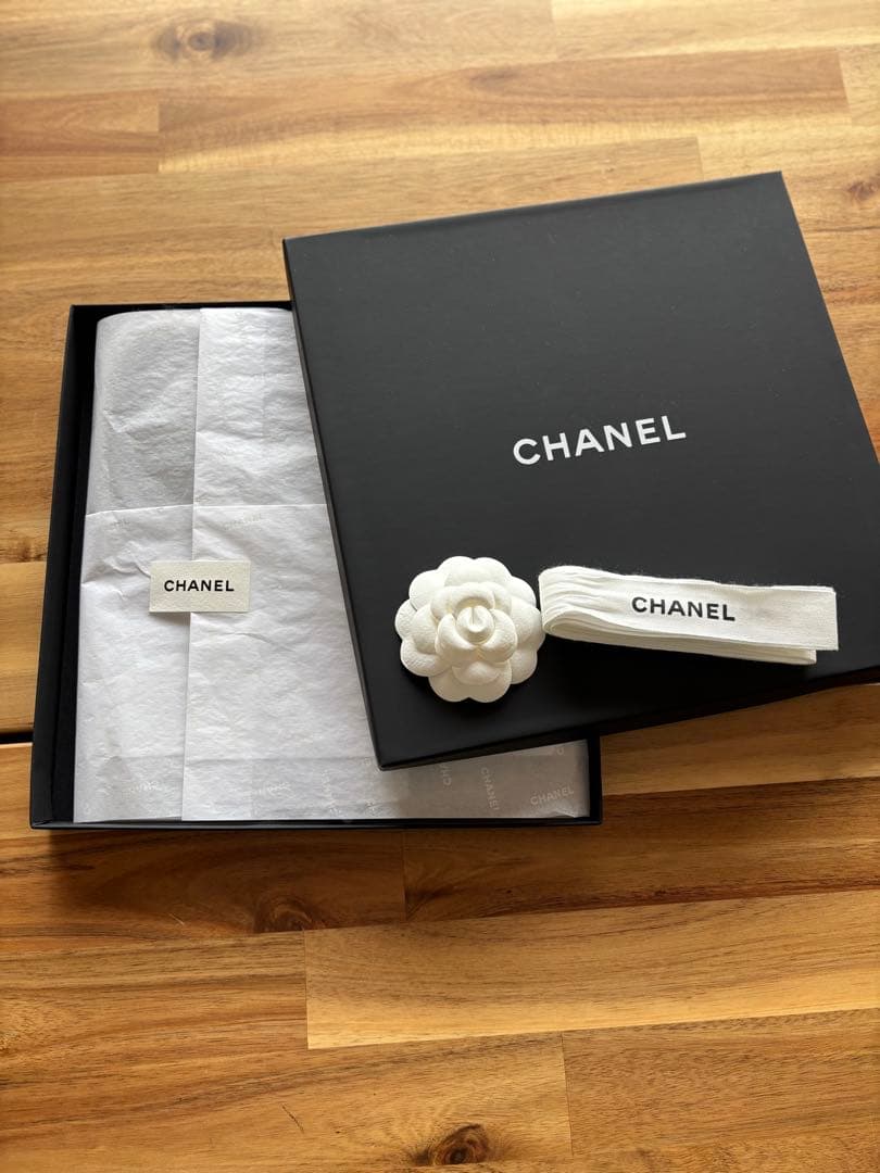 ょっぴ 様CHANEL シャネル ニット帽ビーニー　 ラメ入り グレー お箱付き
