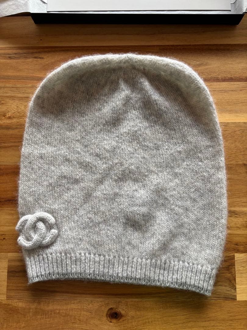 ょっぴ 様CHANEL シャネル ニット帽ビーニー　 ラメ入り グレー お箱付き