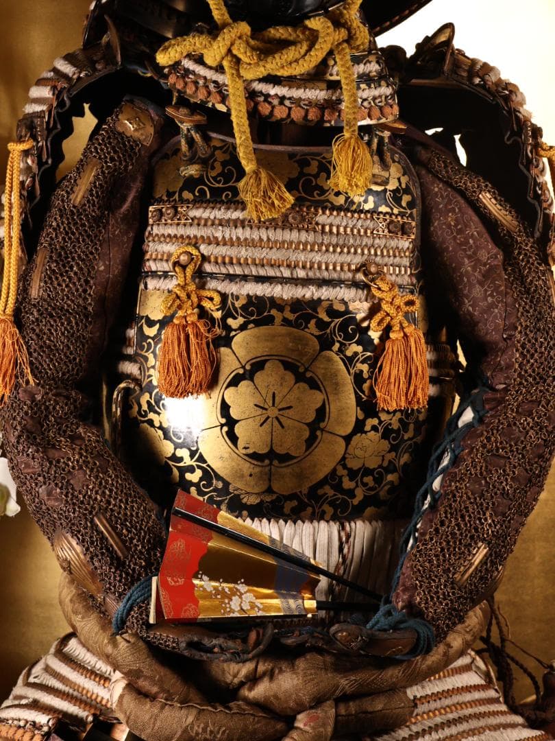 BY05　甲冑　具足　五瓜に唐花家紋唐草胴　獅子噛み前立　鎧櫃付き　兜　武具