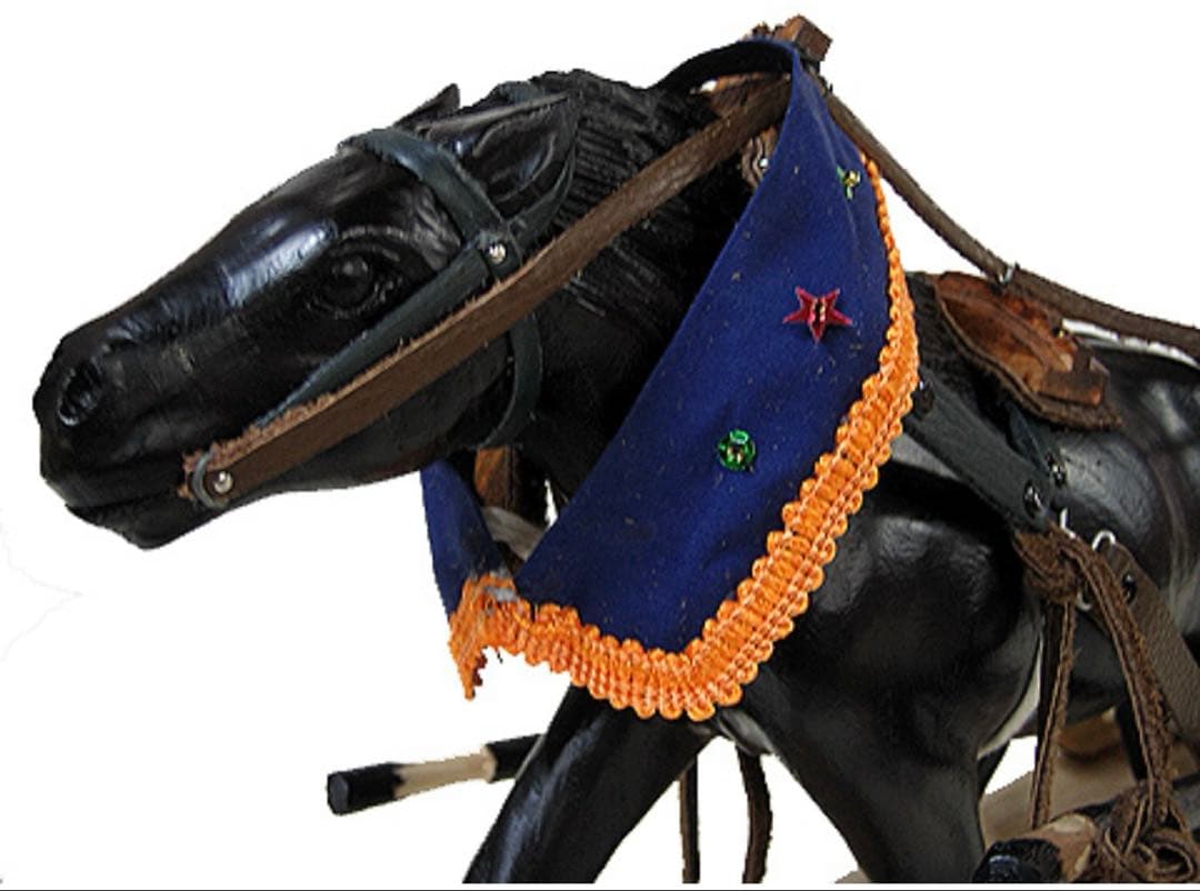 北海道農耕馬・菅野秀雄作・限定モデル・干支・馬置物・木製置物 布製装飾付き