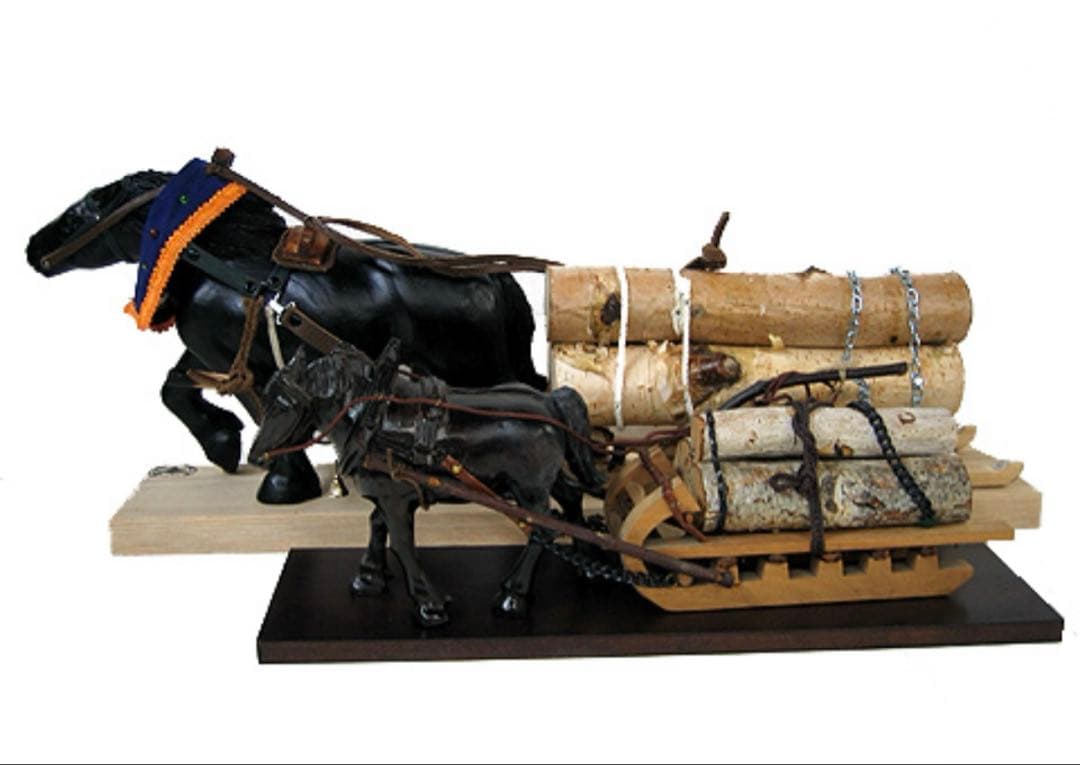 北海道農耕馬・菅野秀雄作・限定モデル・干支・馬置物・木製置物 布製装飾付き
