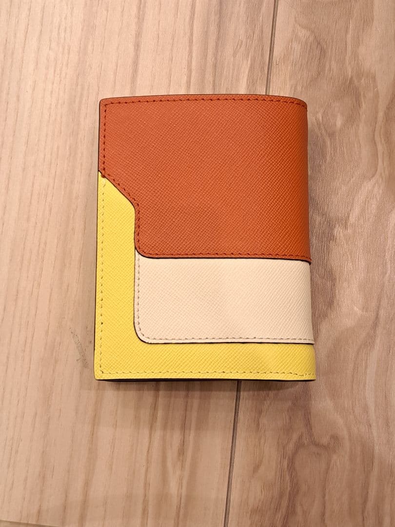 MARNI マルニ 二つ折り財布　ショッパー・箱・布袋つき