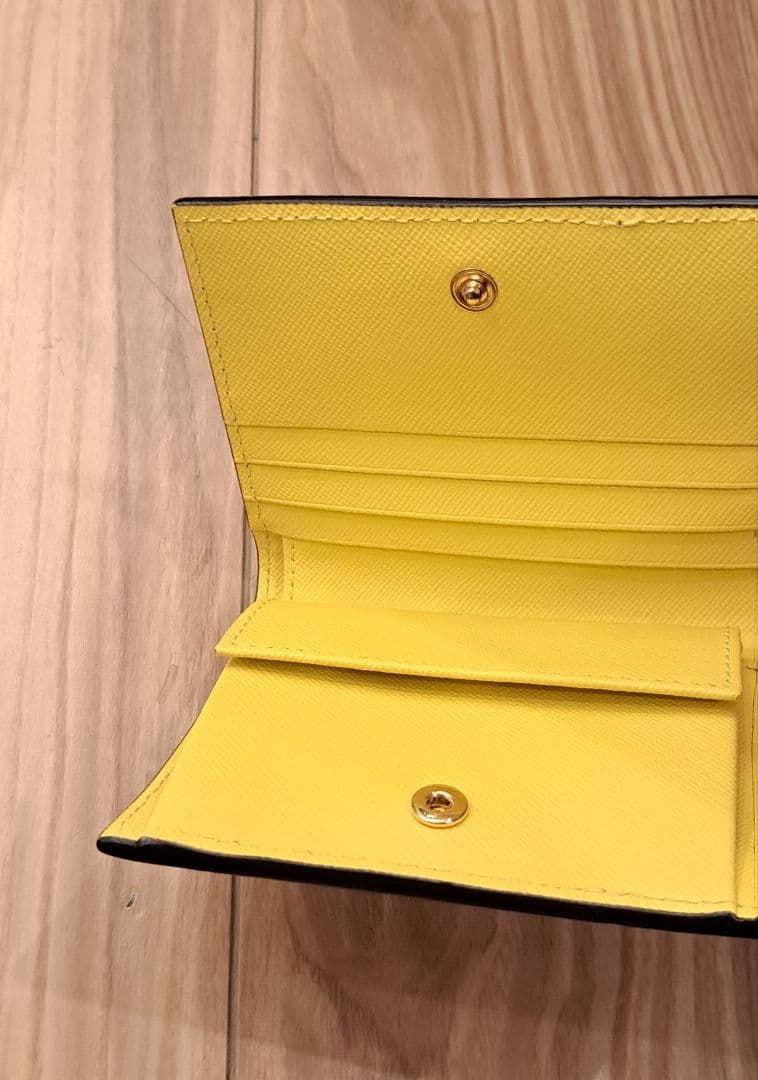 MARNI マルニ 二つ折り財布　ショッパー・箱・布袋つき