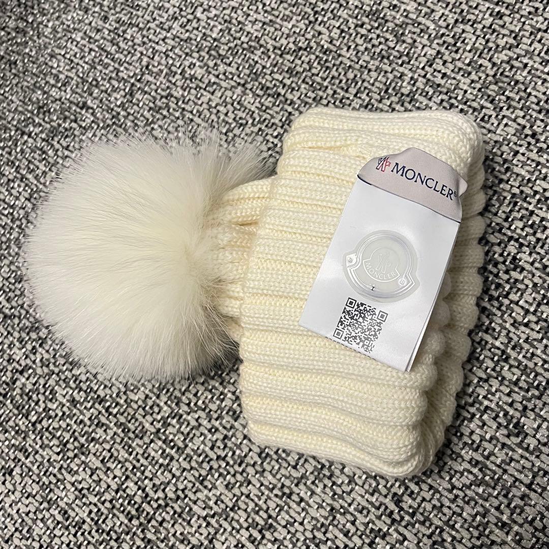 モンクレール ニット帽 白