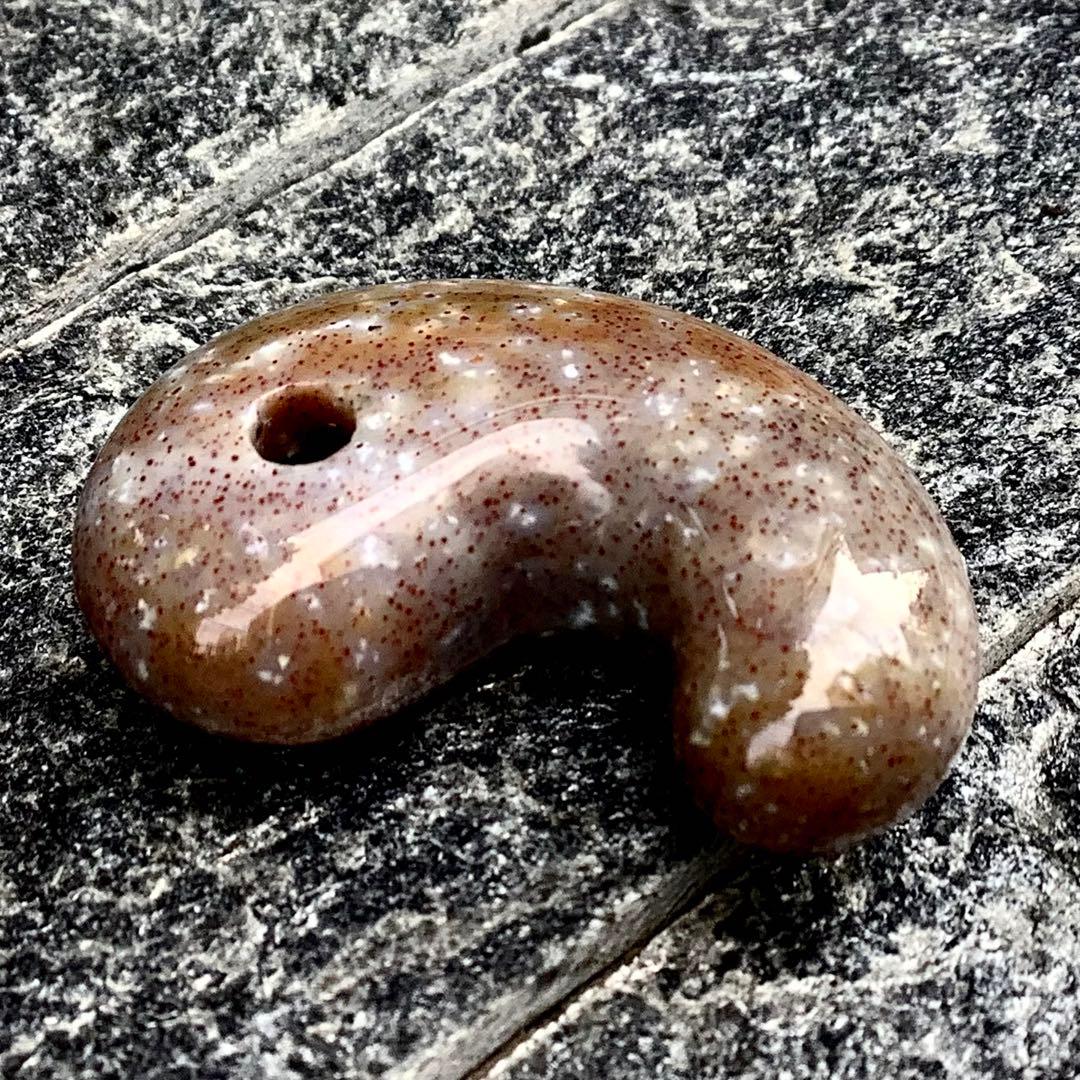 ✳摩訶不思議な色彩　花仙山出雲型勾玉　ピカピカ極上研磨　⭕️鑑定鑑別書付の本物です