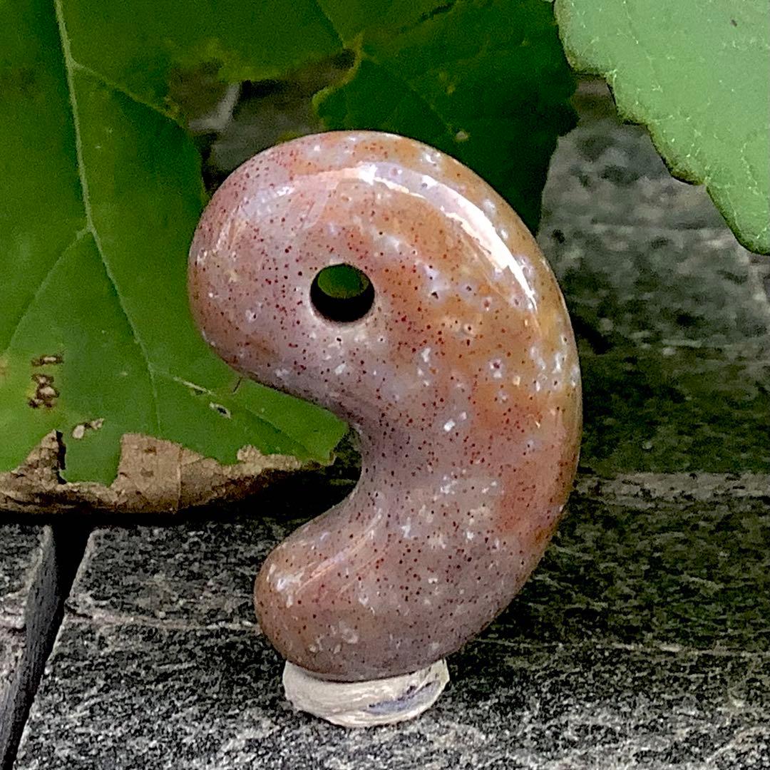 ✳摩訶不思議な色彩　花仙山出雲型勾玉　ピカピカ極上研磨　⭕️鑑定鑑別書付の本物です