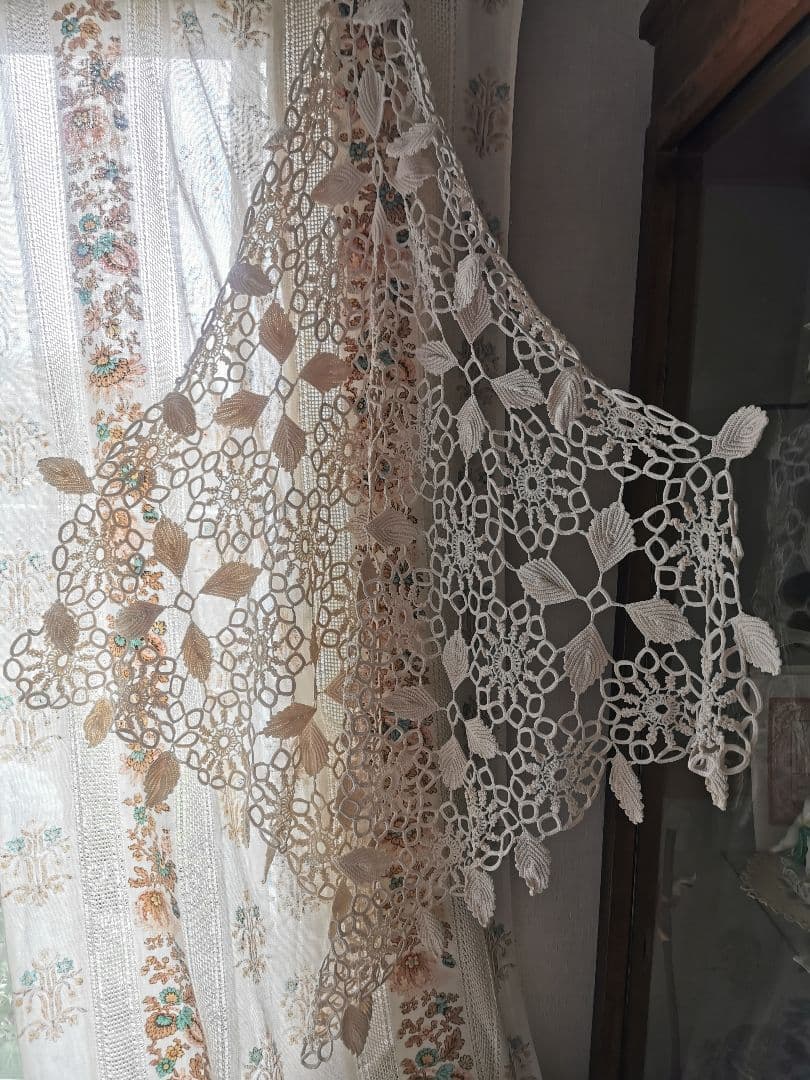 アンティークイタリア購入 変わりクロシェレース編み 揺れる葉のアイボリークロス