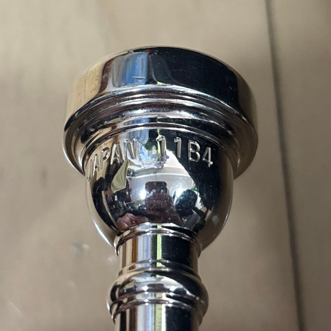 Yamaha YTR1335ゴールドトランペット 本体と付属品