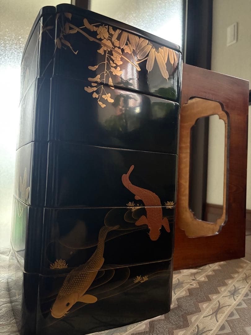 鯉装飾の漆器重箱