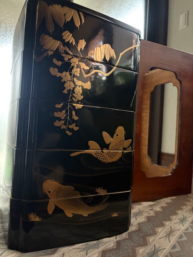 鯉装飾の漆器重箱