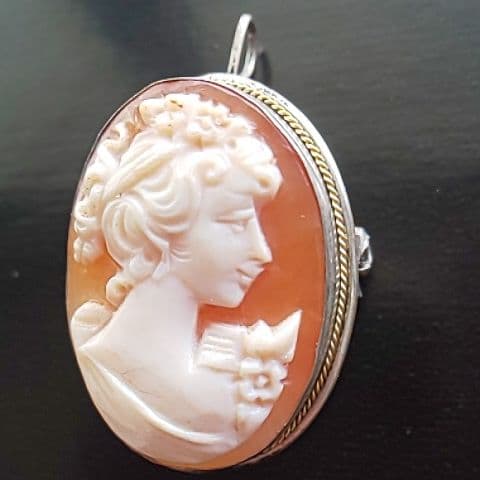 イギリス アンティーク シルバー800貴婦人のコーネリアンシェルカメオのブローチ