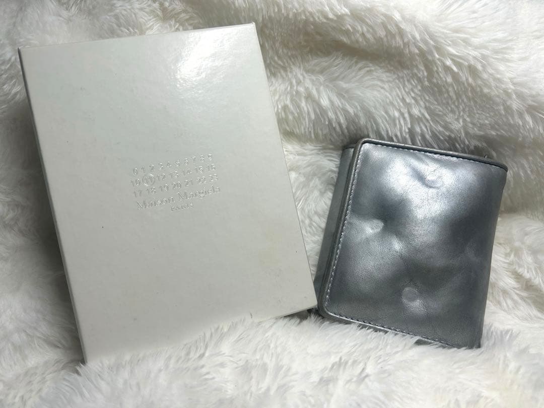 メゾンマルジェラ 三つ折り財布 シルバー グラムスラム カレンダーロゴ