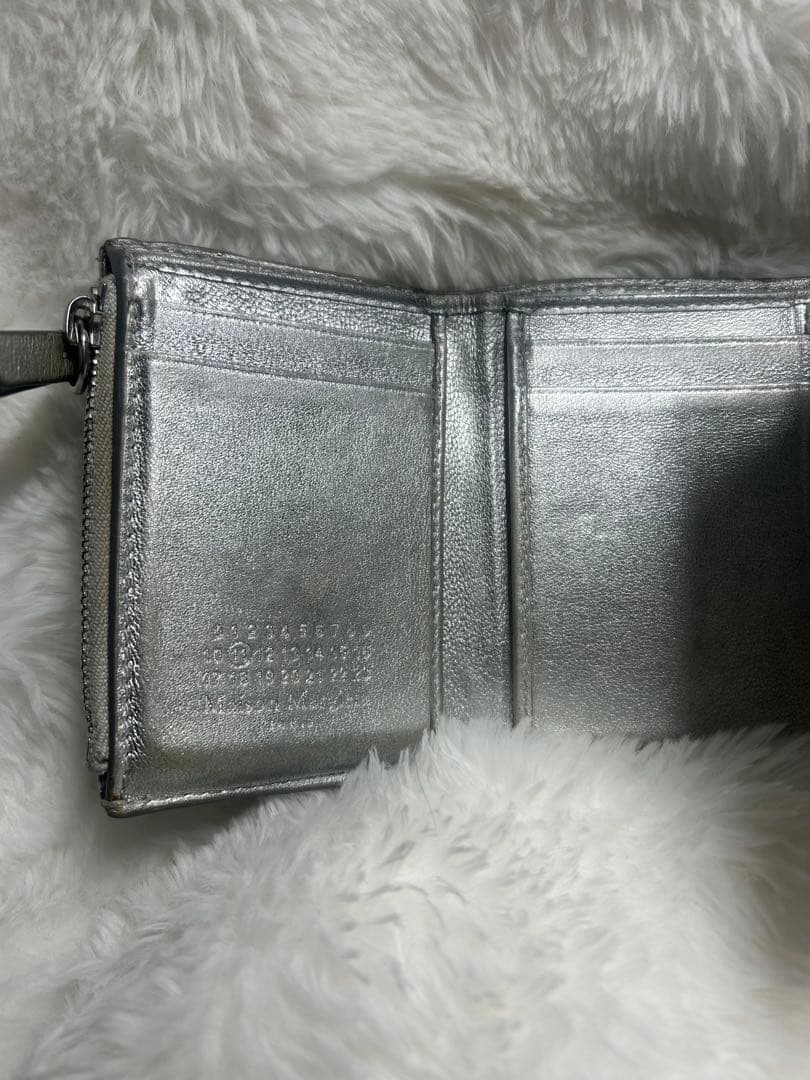 メゾンマルジェラ 三つ折り財布 シルバー グラムスラム カレンダーロゴ
