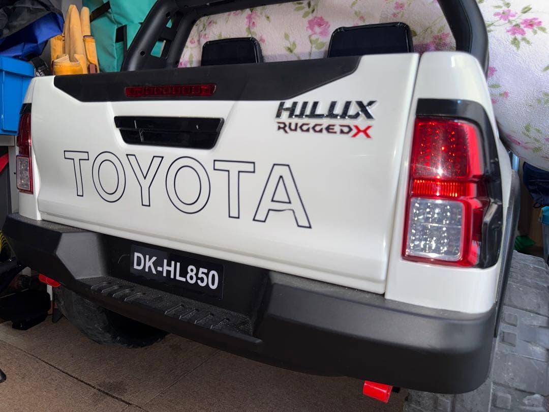 乗用ラジコン　ハイラックス　RUGGED X　4wd