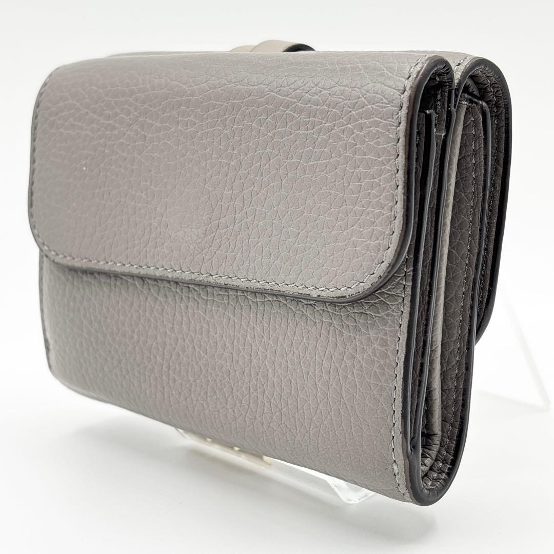 クロエ 3つ折り財布 ミニトリフォールド アルファベットM グレージュ