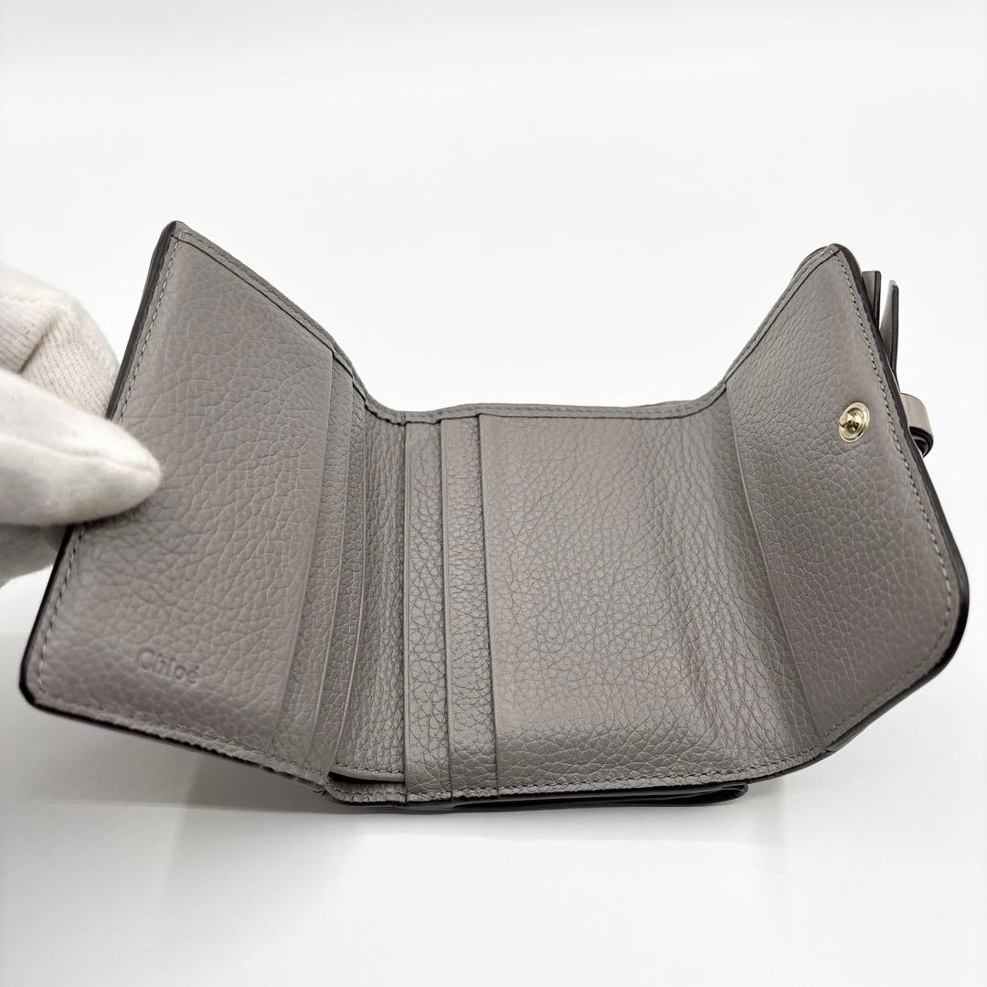 クロエ 3つ折り財布 ミニトリフォールド アルファベットM グレージュ