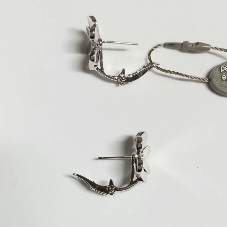 訳あり　ハイクオリティ　三つ葉ピアス　フラワーピアス　ホワイトゴールドカラー