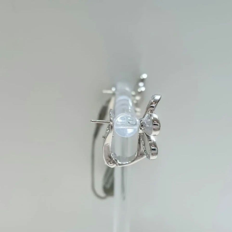 訳あり　ハイクオリティ　三つ葉ピアス　フラワーピアス　ホワイトゴールドカラー