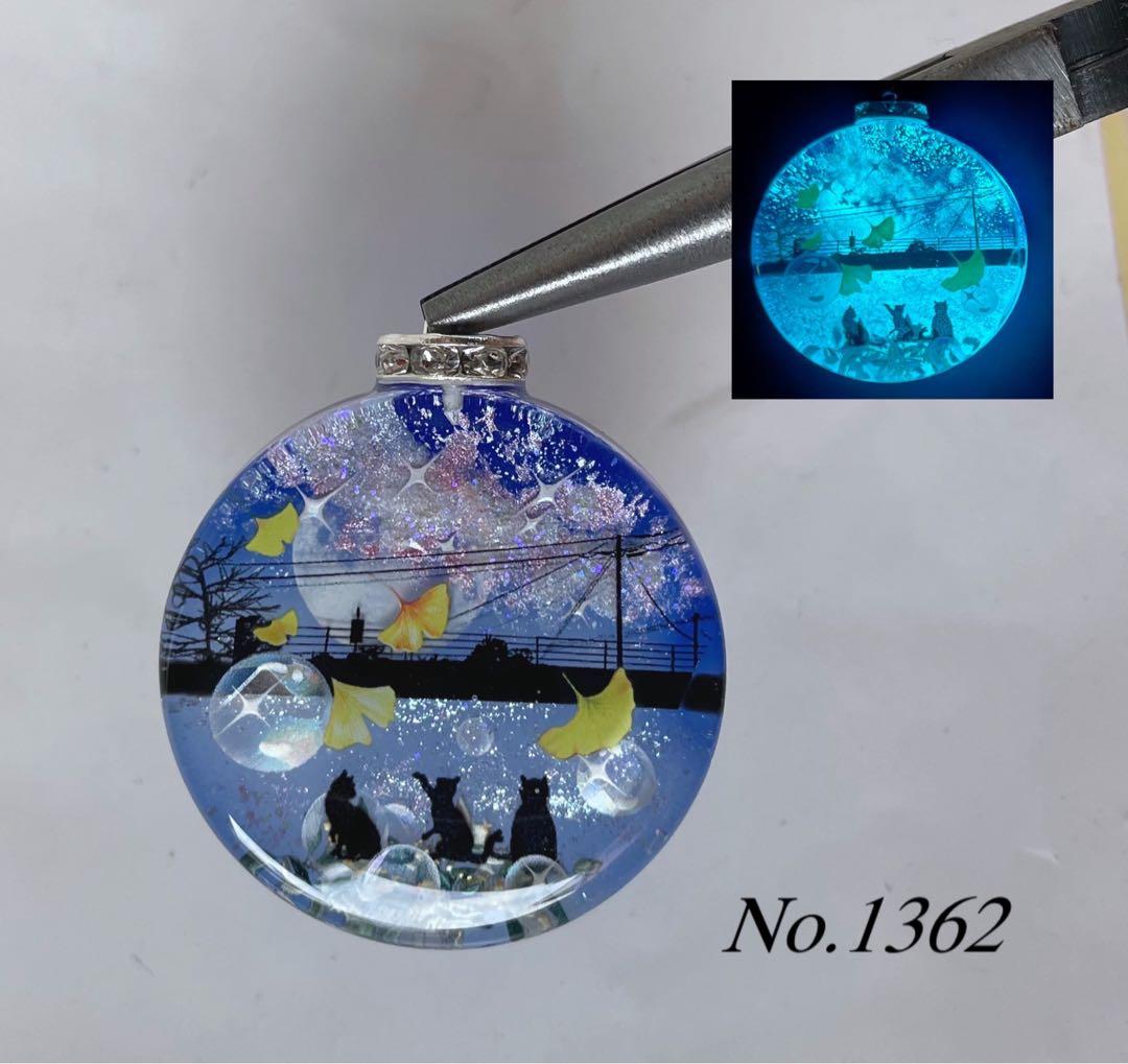 レジン/銀河のメロディと子猫達　蓄光　オルゴナイトネックレス