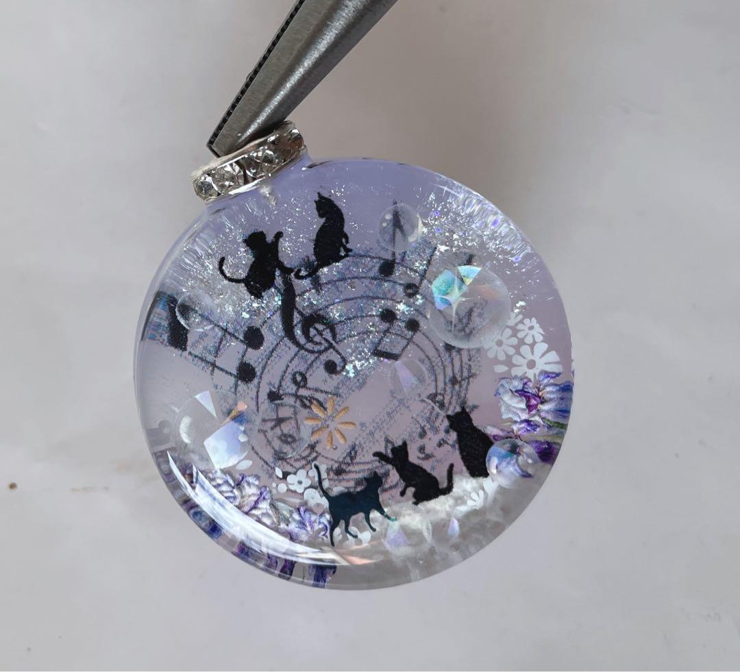 レジン/銀河のメロディと子猫達　蓄光　オルゴナイトネックレス
