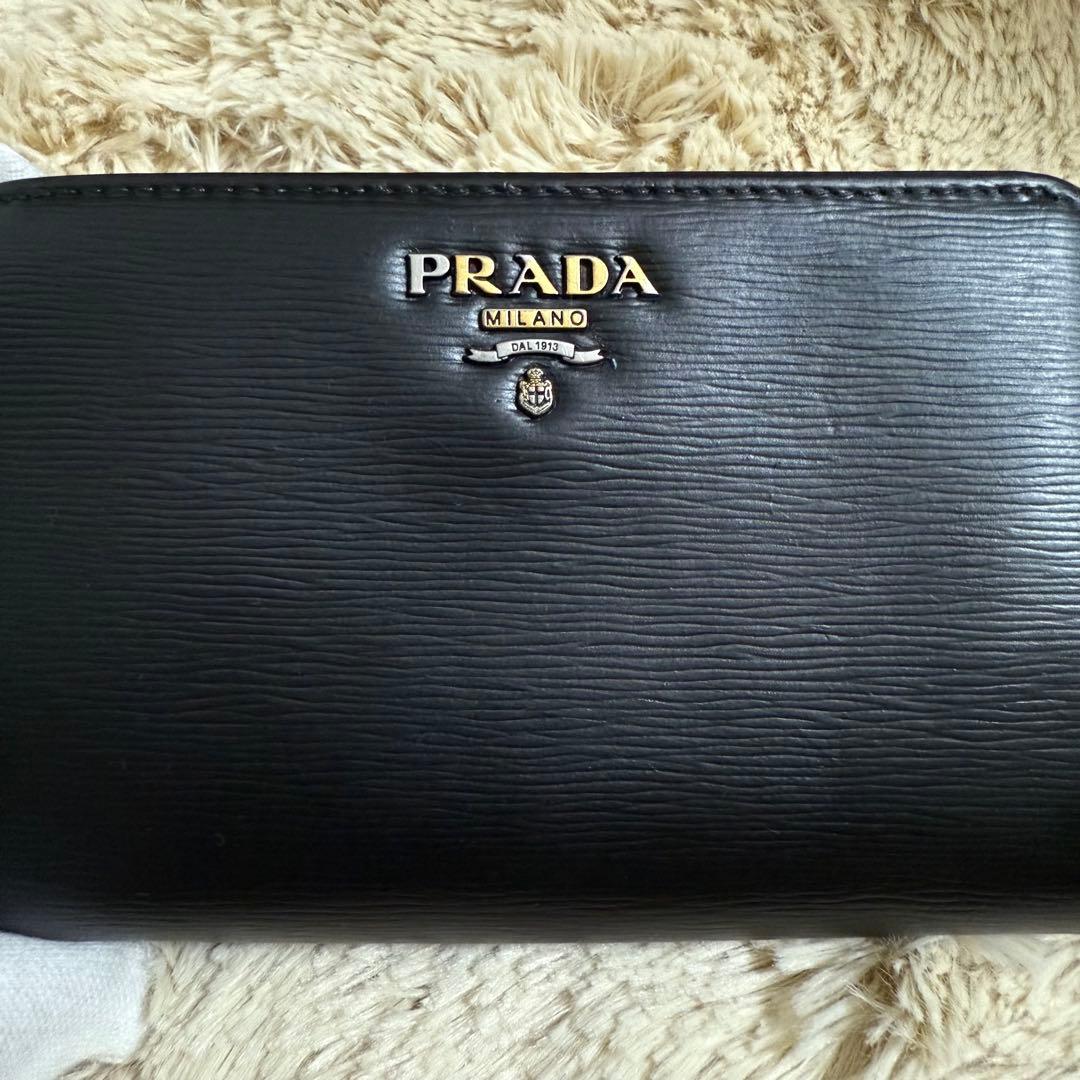 ✨美品✨プラダ　折りたたみ財布　レザー　金具　黒
