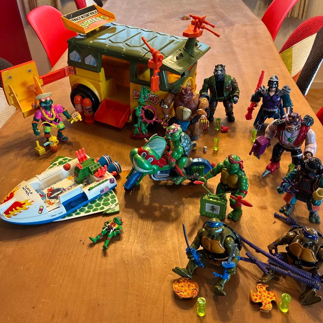d*2様 ミュータント・タートルズ フィギュア10体とバス・バイク・ボートセット