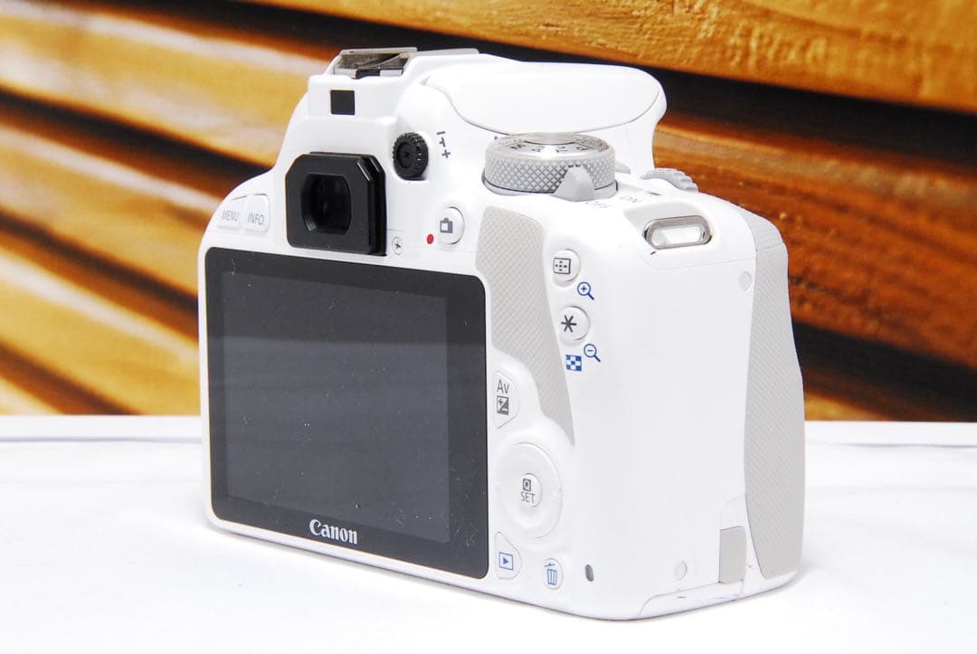 「スマホ卒業」最初の一眼に Canon Kiss X7 ホワイト スマホ転送