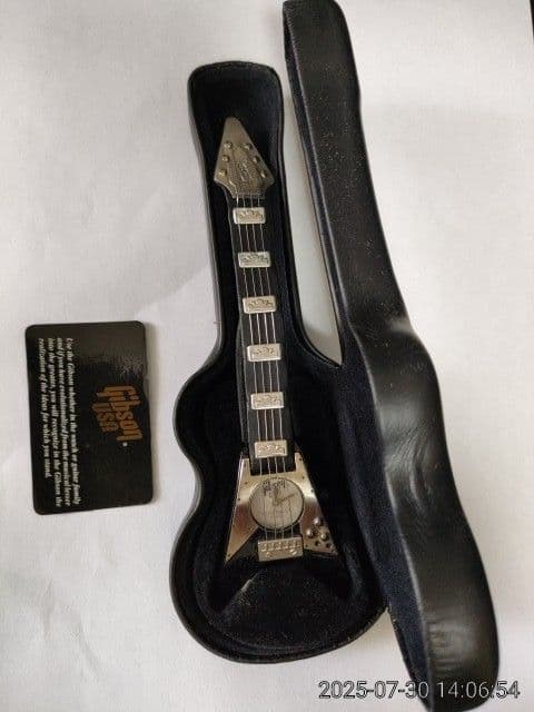 ギブソン社のフライングVの腕時計 電池切れ