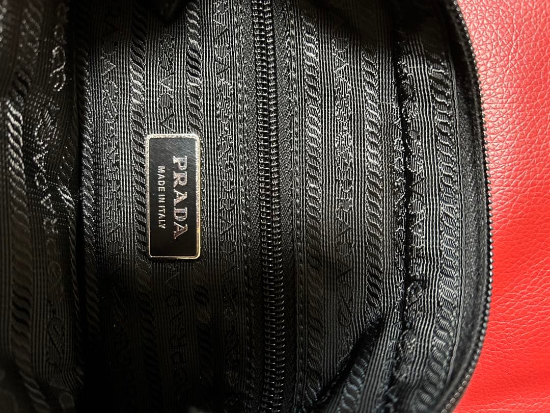 PRADA プラダ　ショルダーバッグ　斜めがけ　三角ロゴ
