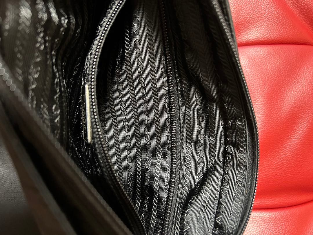PRADA プラダ　ショルダーバッグ　斜めがけ　三角ロゴ