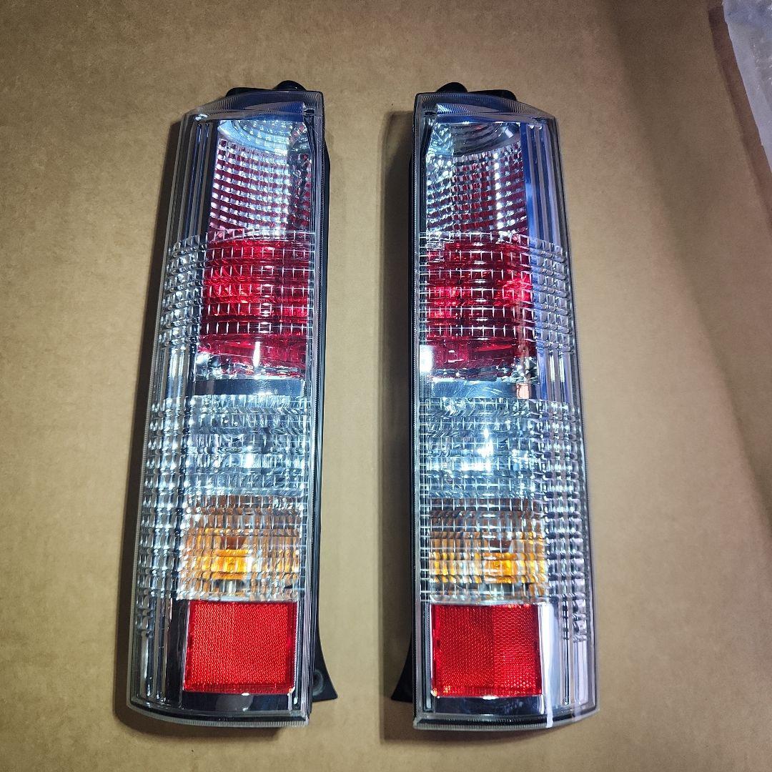 SUZUKI　エブリィワゴン　DA64W 純正品後期クリアテールランプ