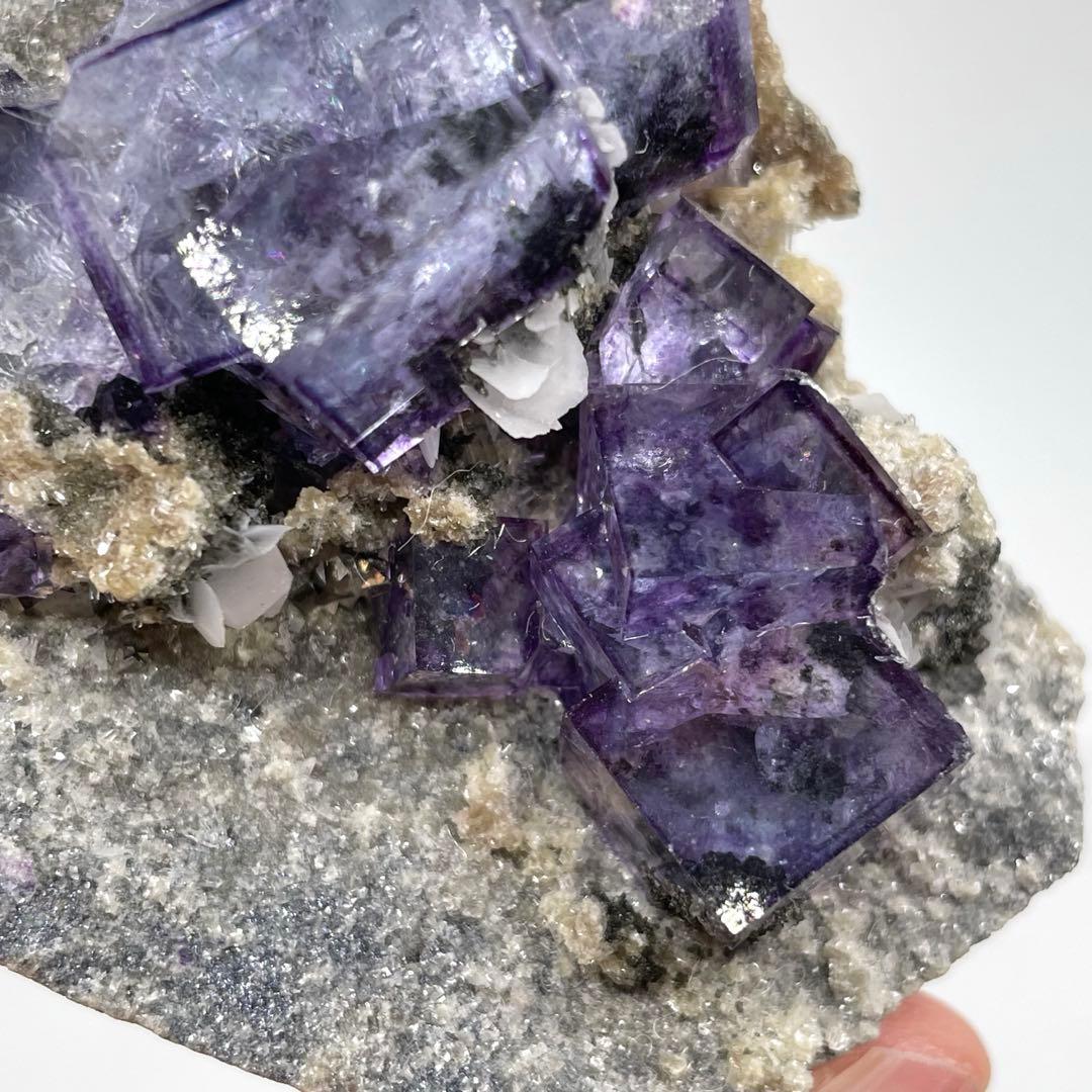 中国 ヤオガンシャン鉱山産 フローライト(母岩付き) 鉱物標本