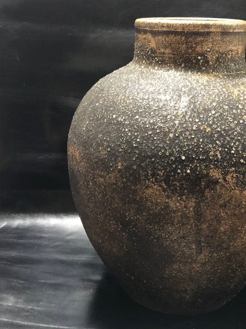 美しい古美術◾️蔵から釉薬のプチプチしたかなり雰囲気のある壺、壷、花瓶が出て来た。