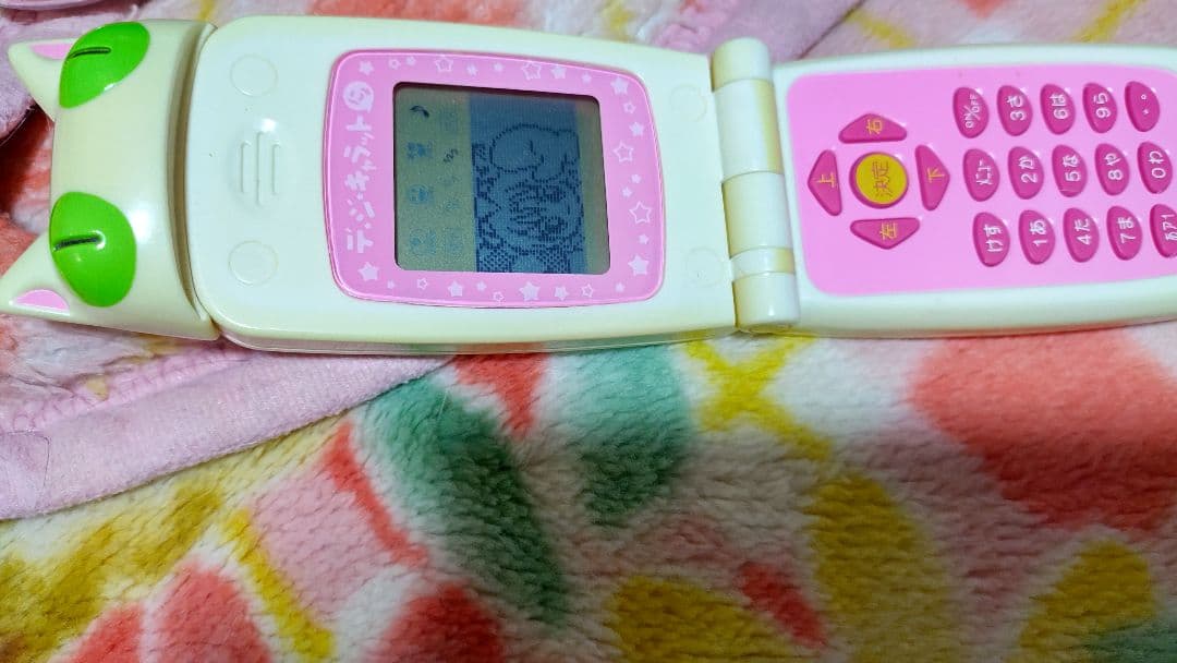 デジキャラットアニメ携帯(7枚目確認を黄ばみみたいなの浮き有り)