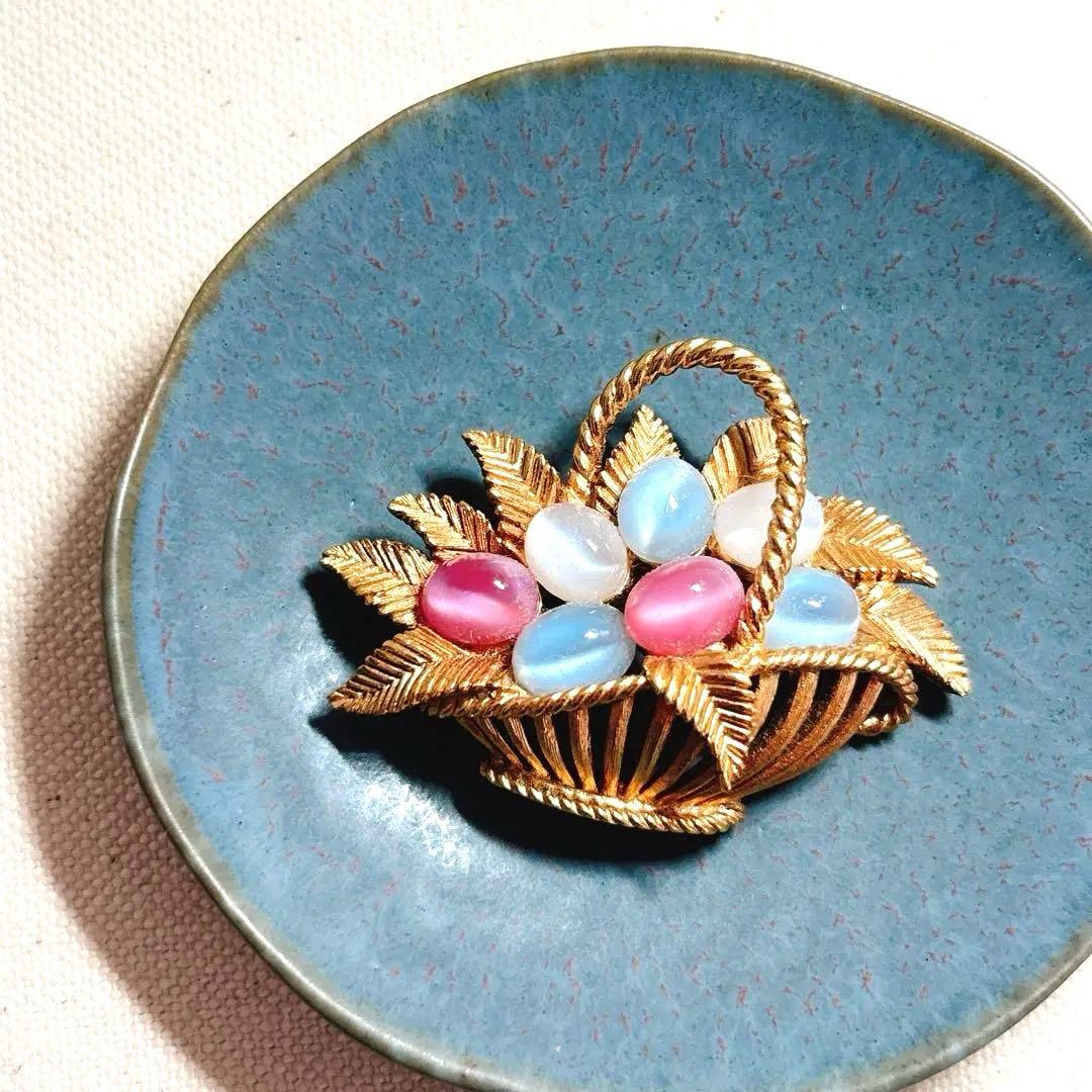 トリファリ 可愛らしい色合い カボジョン イースター エッグ ブローチ 春