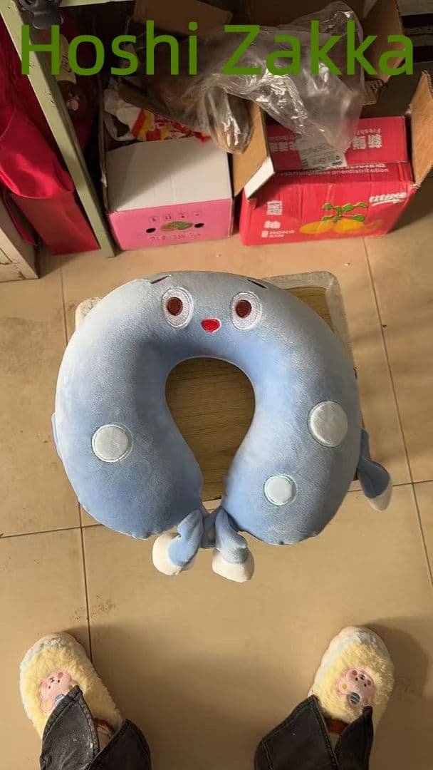 青いキャラクター型ネックピロー