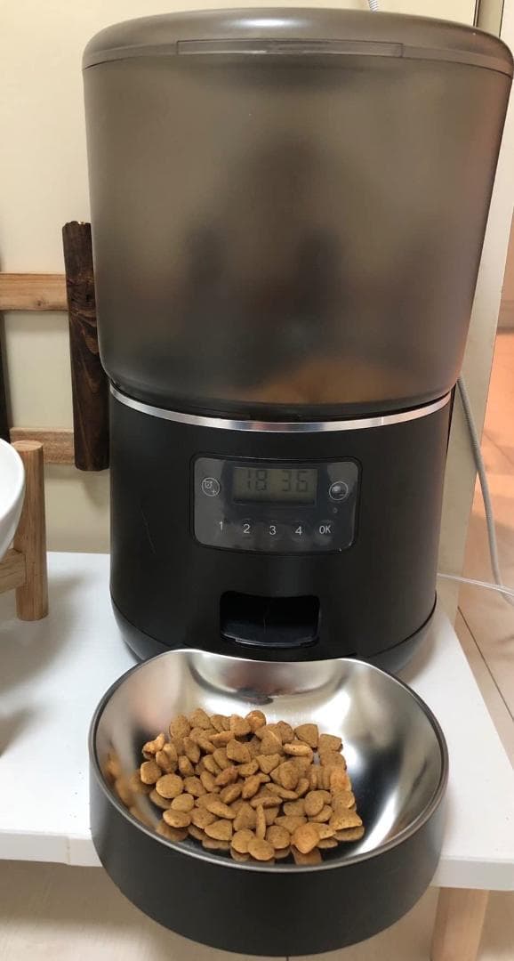 自動給餌器　ペットの健康管理 遠隔操作　多機能