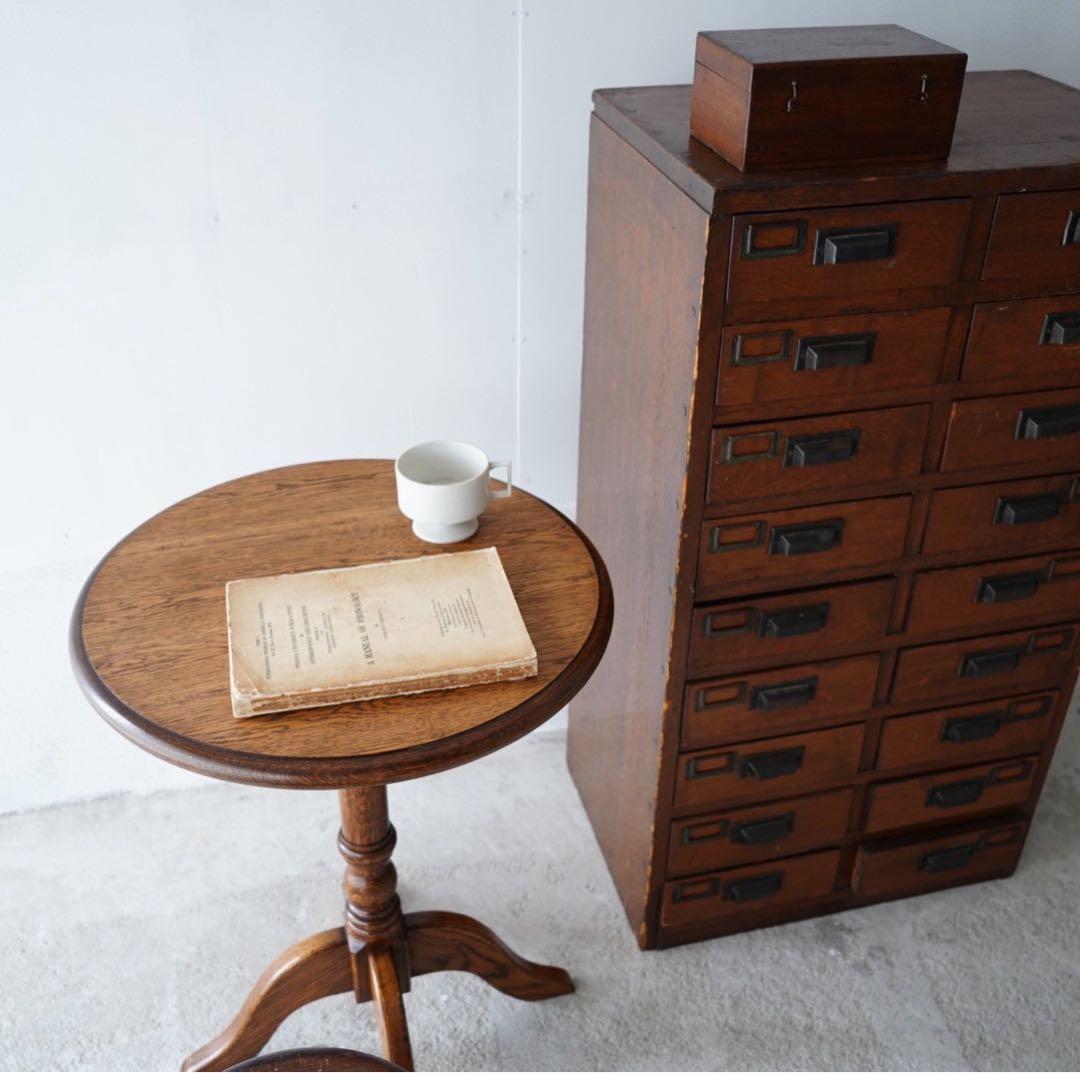 ろくろ飾りのテーブル