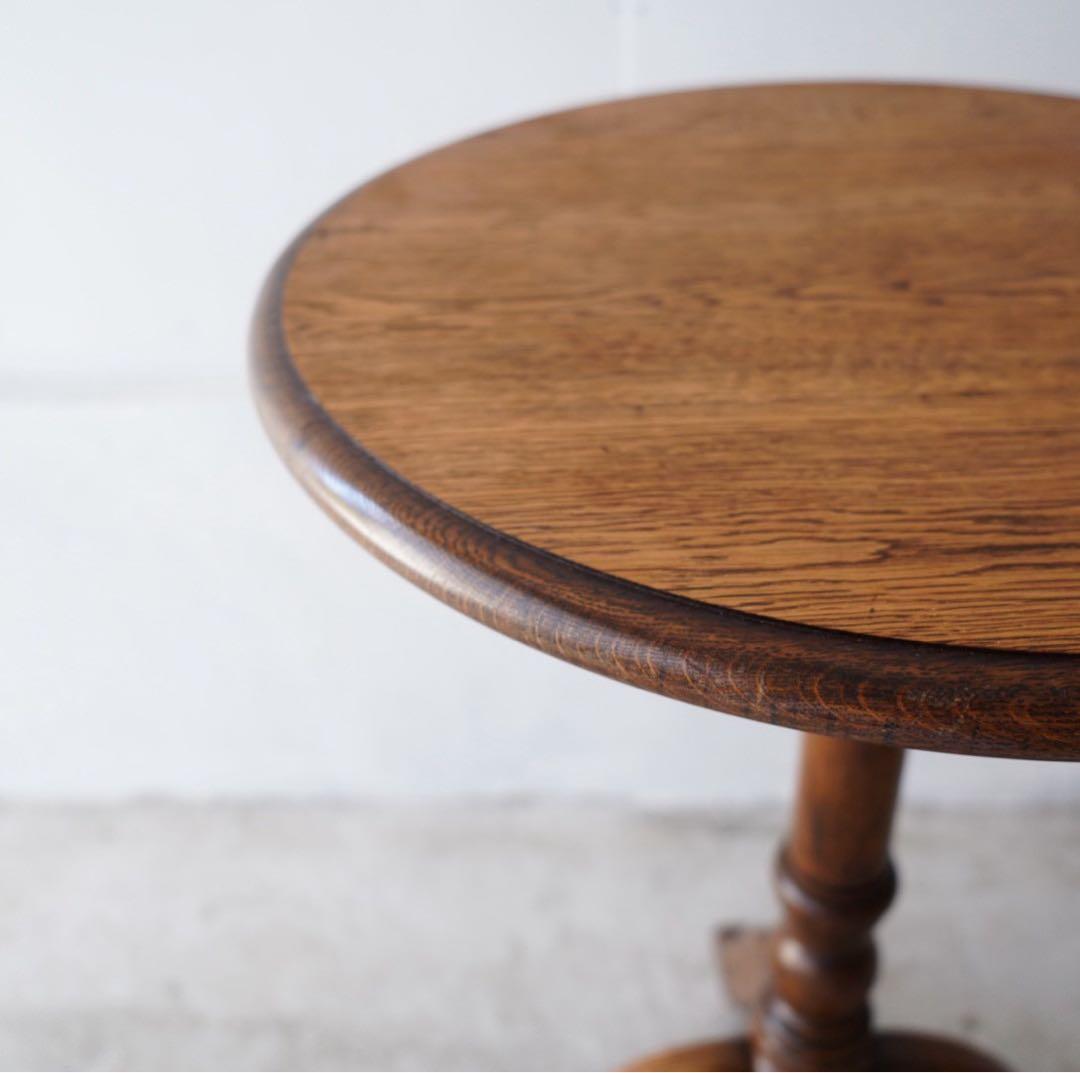 ろくろ飾りのテーブル